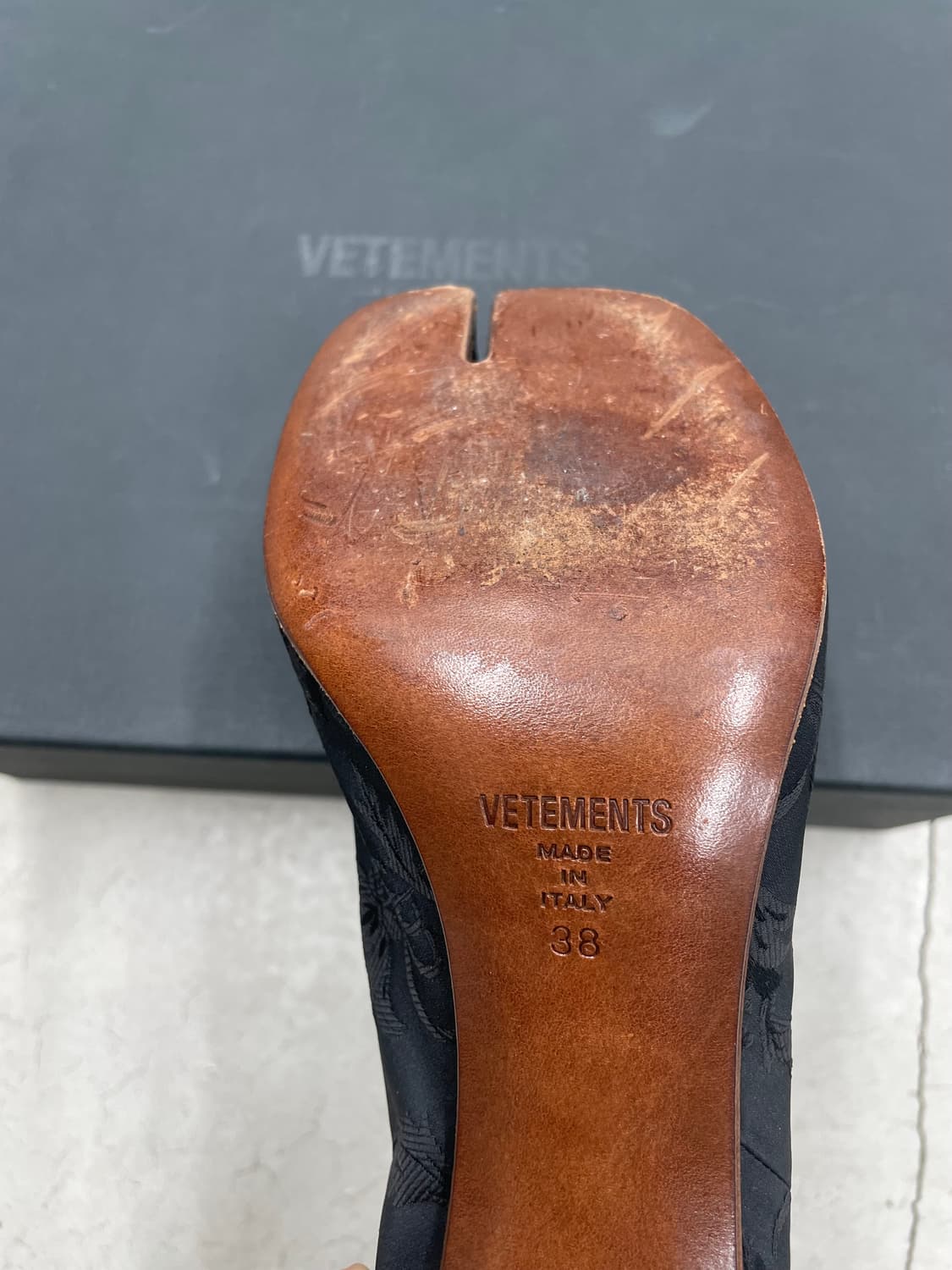VETEMENTS FW18 COIN HEEL BOOTS (38) 상품이미지6