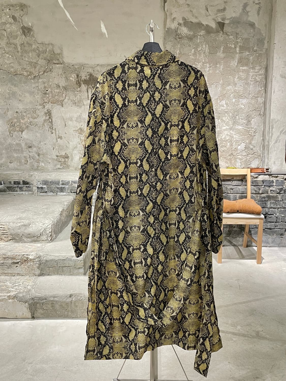 커먼 스웨덴 옐로우 스네이크 스킨 폴리아미드 씬 코트 상품이미지6