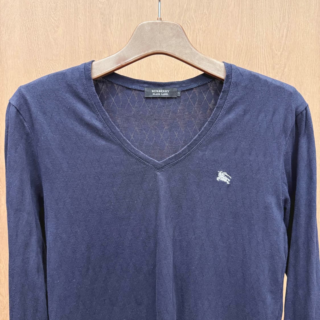 버버리 블랙 라벨 브이넥 긴팔 티셔츠 로고 자수 디테일 클래식 네이비 상품이미지4