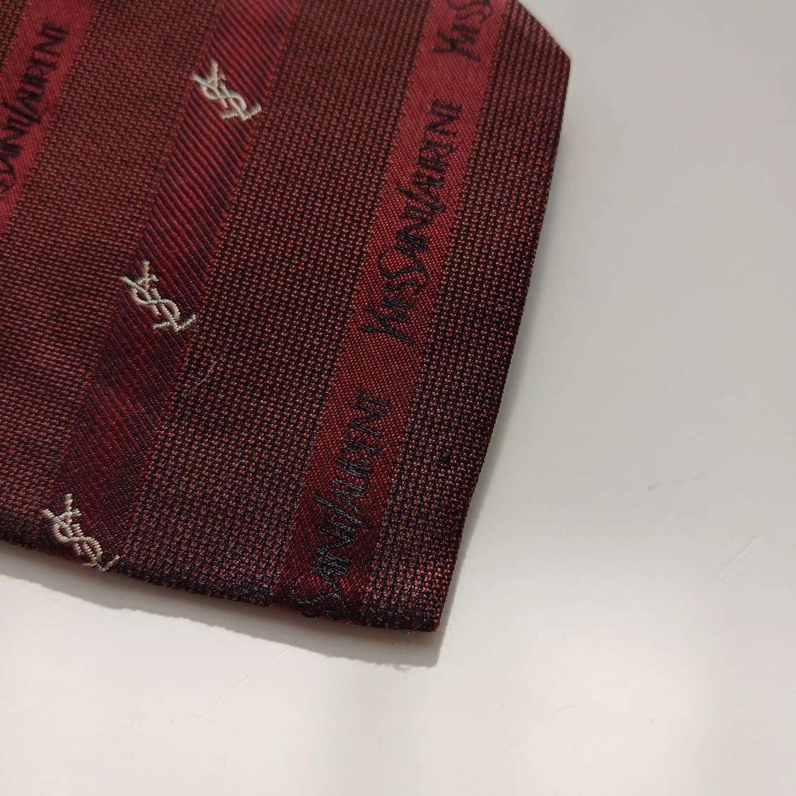 입생로랑 실크 스트라이프 로고 넥타이 9.8cm B등급 A18788
 상품이미지10