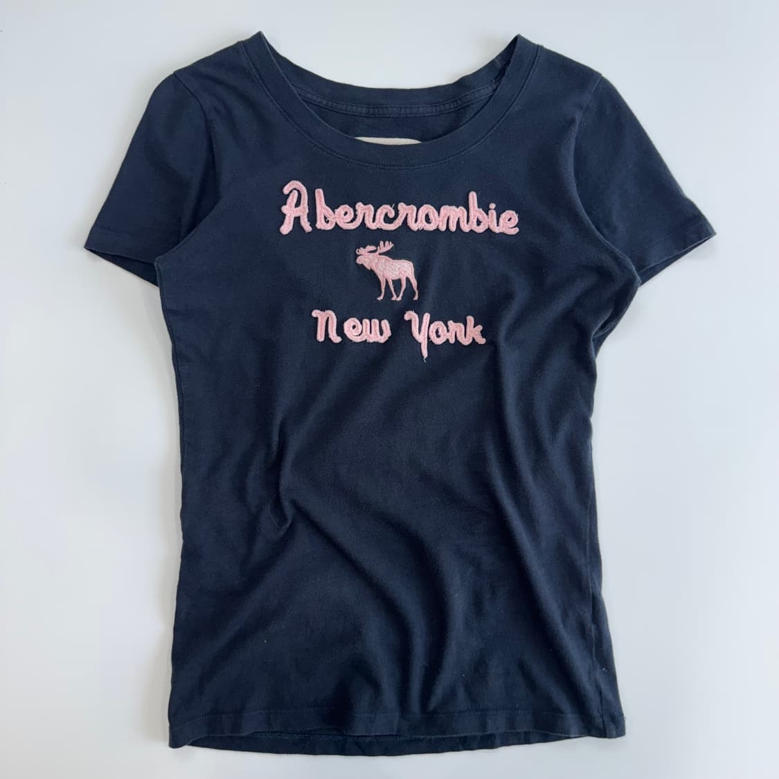 Abercrombie 아베크롬비 핑크 스펠아웃로고 네이비 반팔 상품이미지3