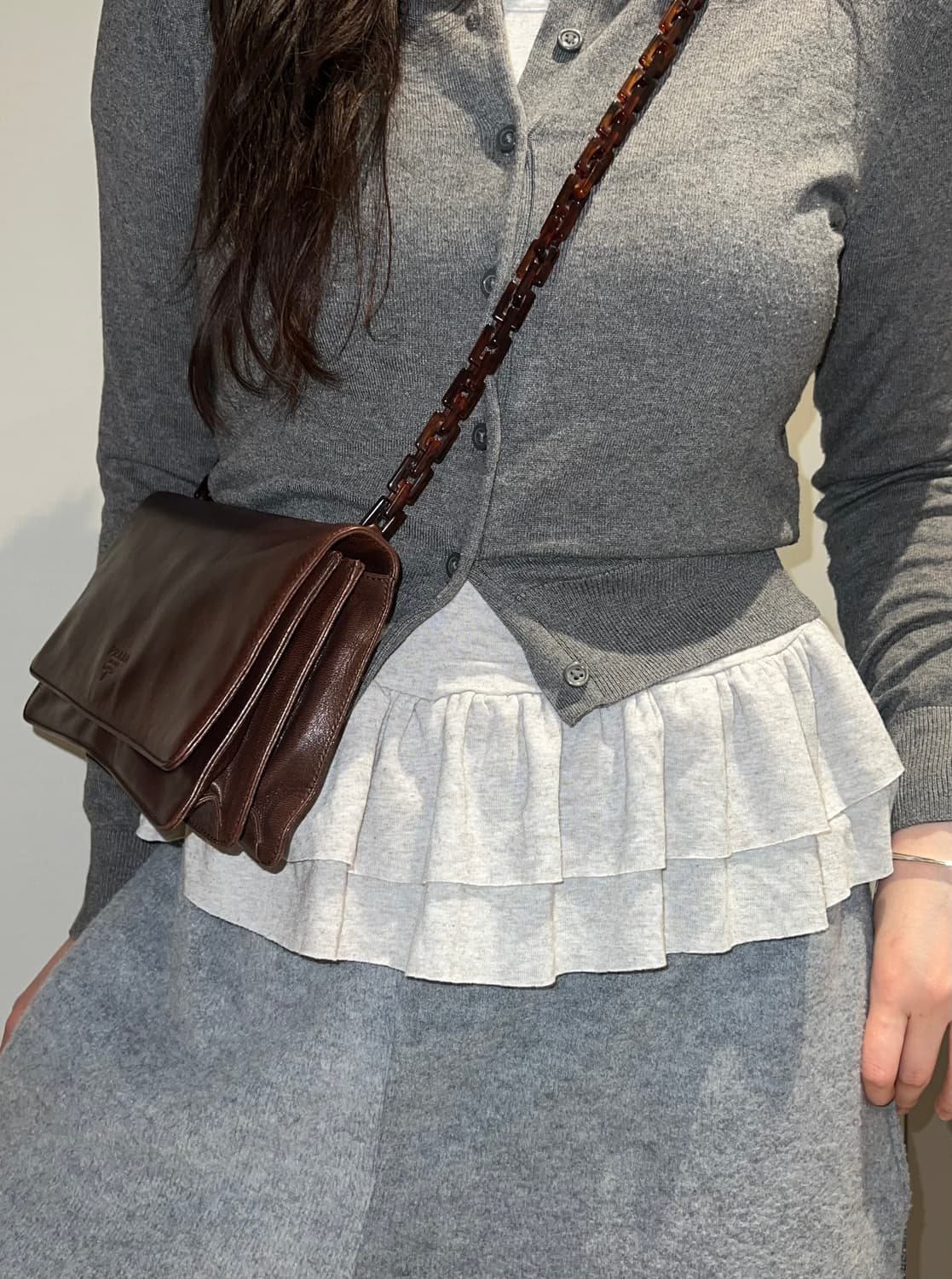 프라다 체인 크로스백 브라운 상품이미지1