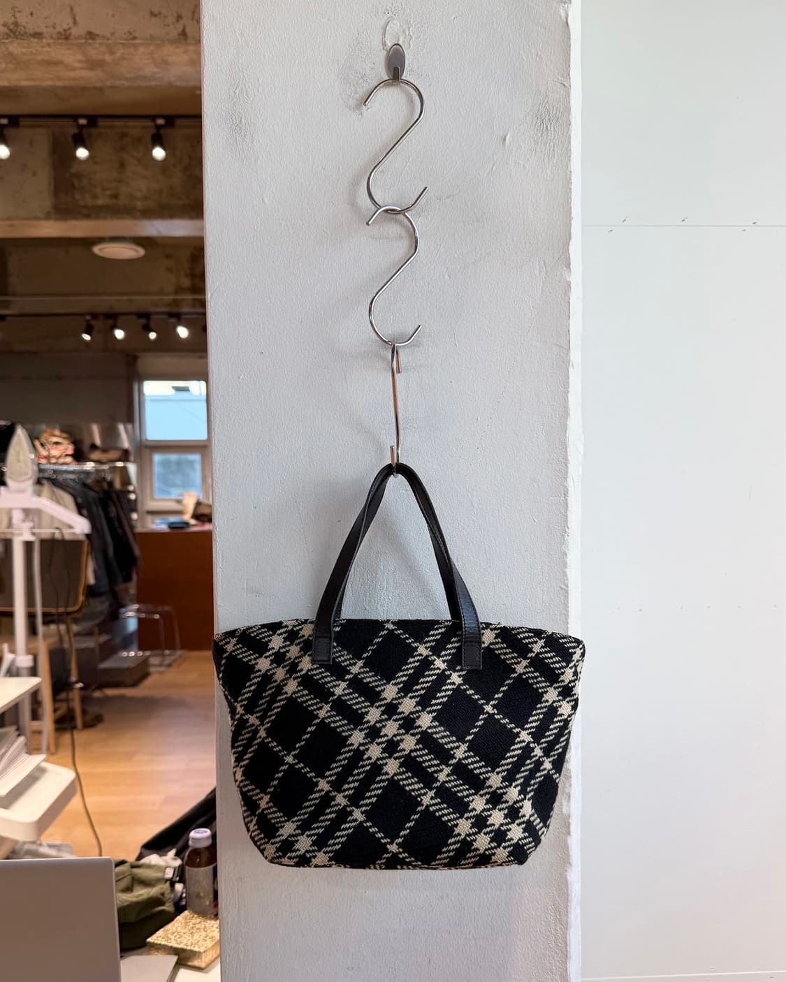 버버리 블랙 화이트 노바체크 울 토트백  상품이미지2