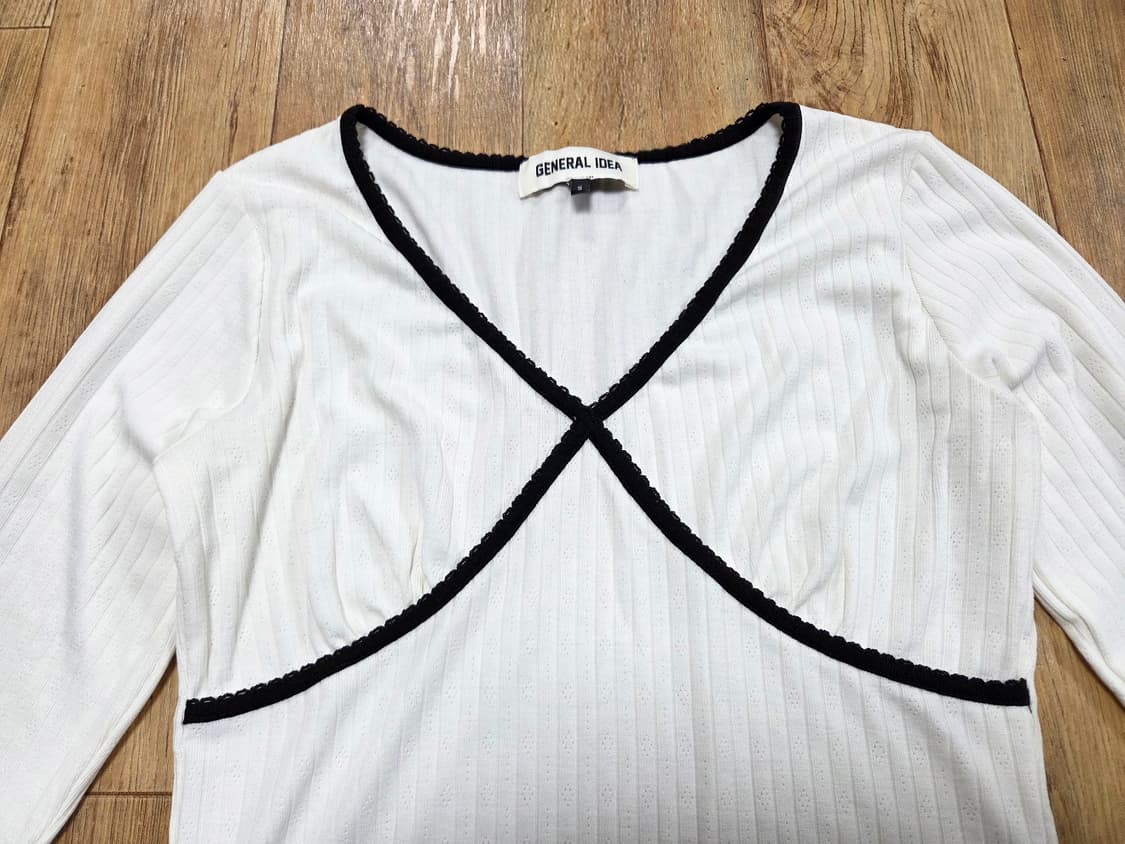 제너럴아이디어(Generalidea) 배색 아일렛 V넥 티셔츠 55 상품이미지4