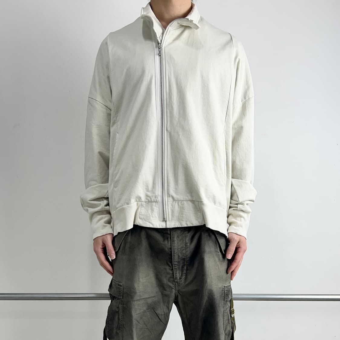 율리우스 비대칭 커버드넥 집업 자켓 상품이미지2