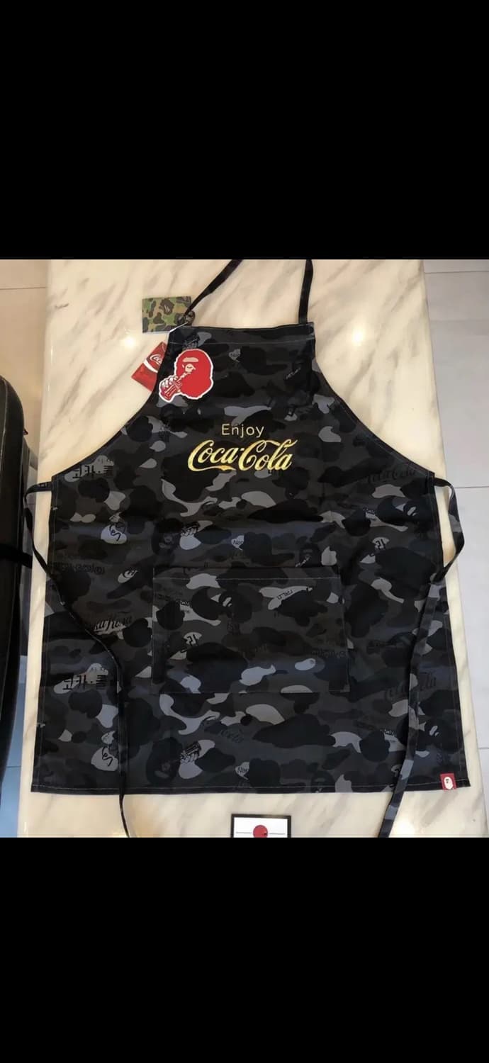 베이프 X 코카콜라 콜라보레이션 자수로고 에이프롱 블랙카모 상품이미지1