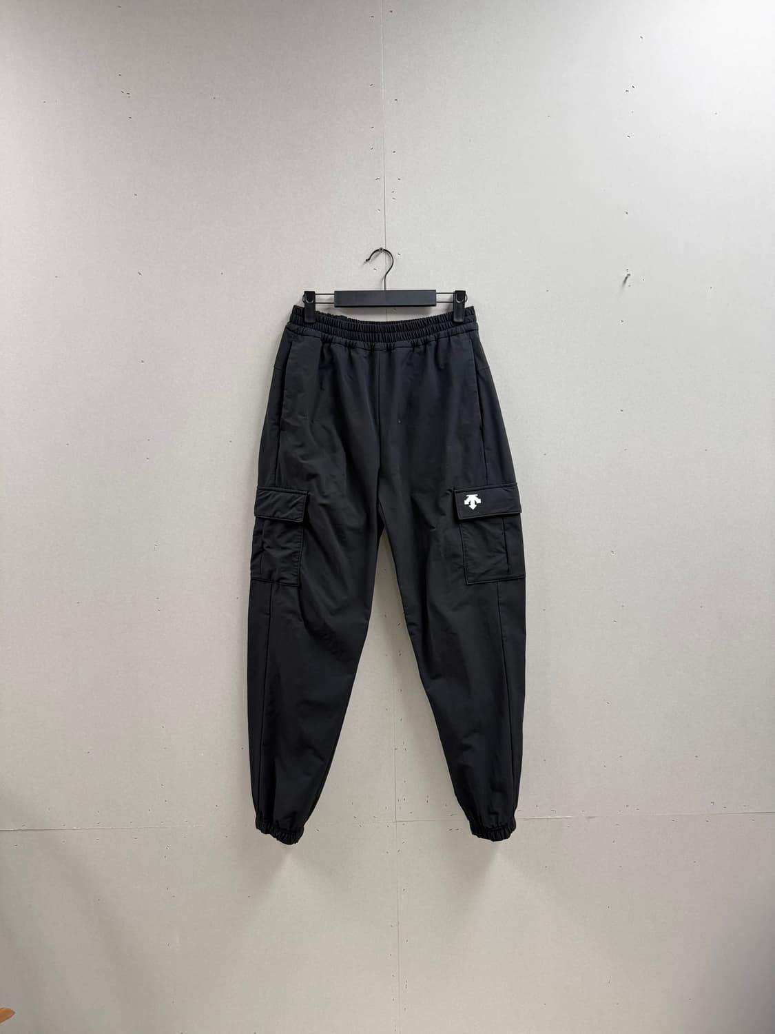 남성 M 85 / 데상트 약기모 우븐 카고 조거팬츠 블랙 상품이미지1