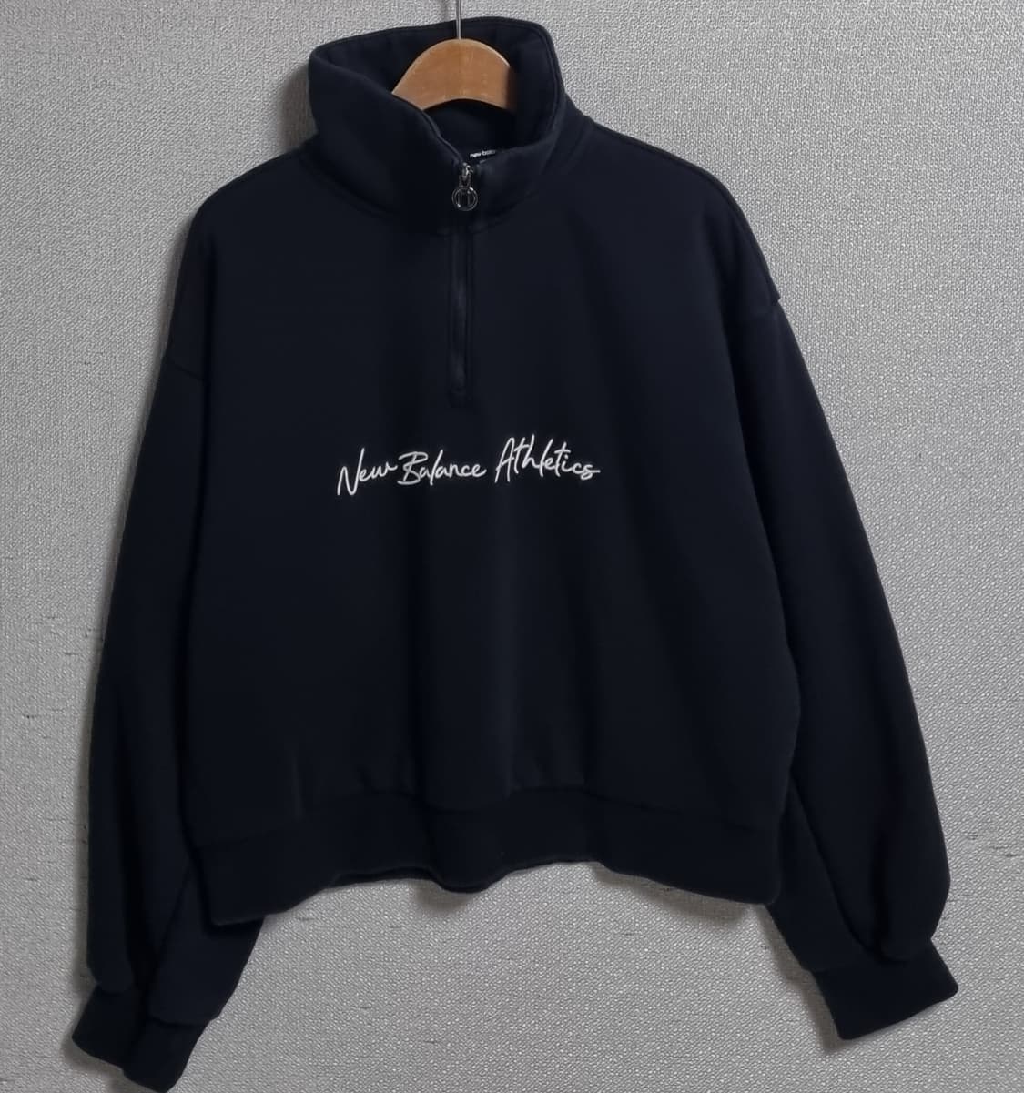 오버핏 S ) 뉴발란스 블랙 기모 반집업 크롭 맨투맨 상품이미지1