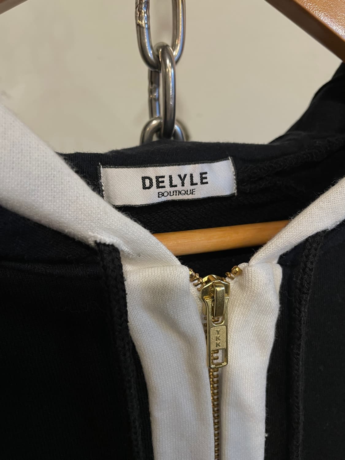 큐빅 퀼팅 디테일 블랙 화이트 투웨이 후드집업 상품이미지7