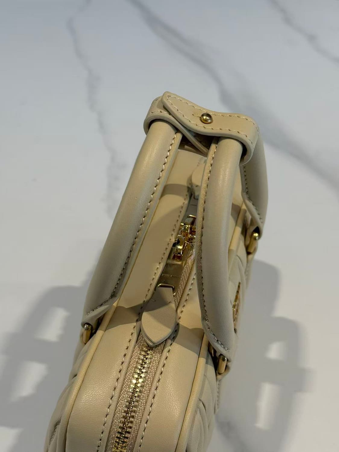 미우 미우 아르카디 마테라쎄 나파 레더 미니백1 상품이미지4