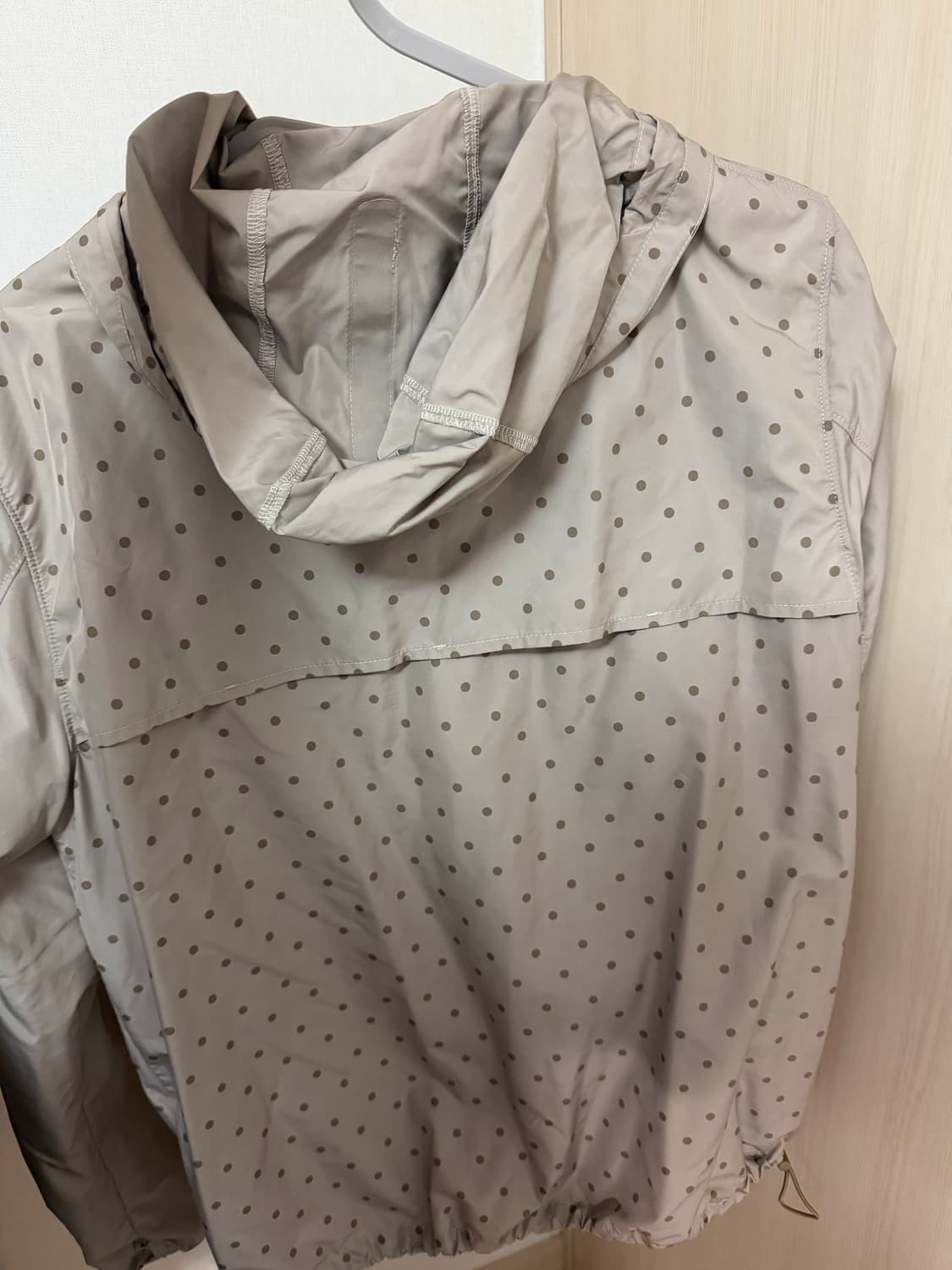 사파리스팟 에스 클레프 도트 윈드브레이커 베이지 뉴진스 해린 바람막이 상품이미지4