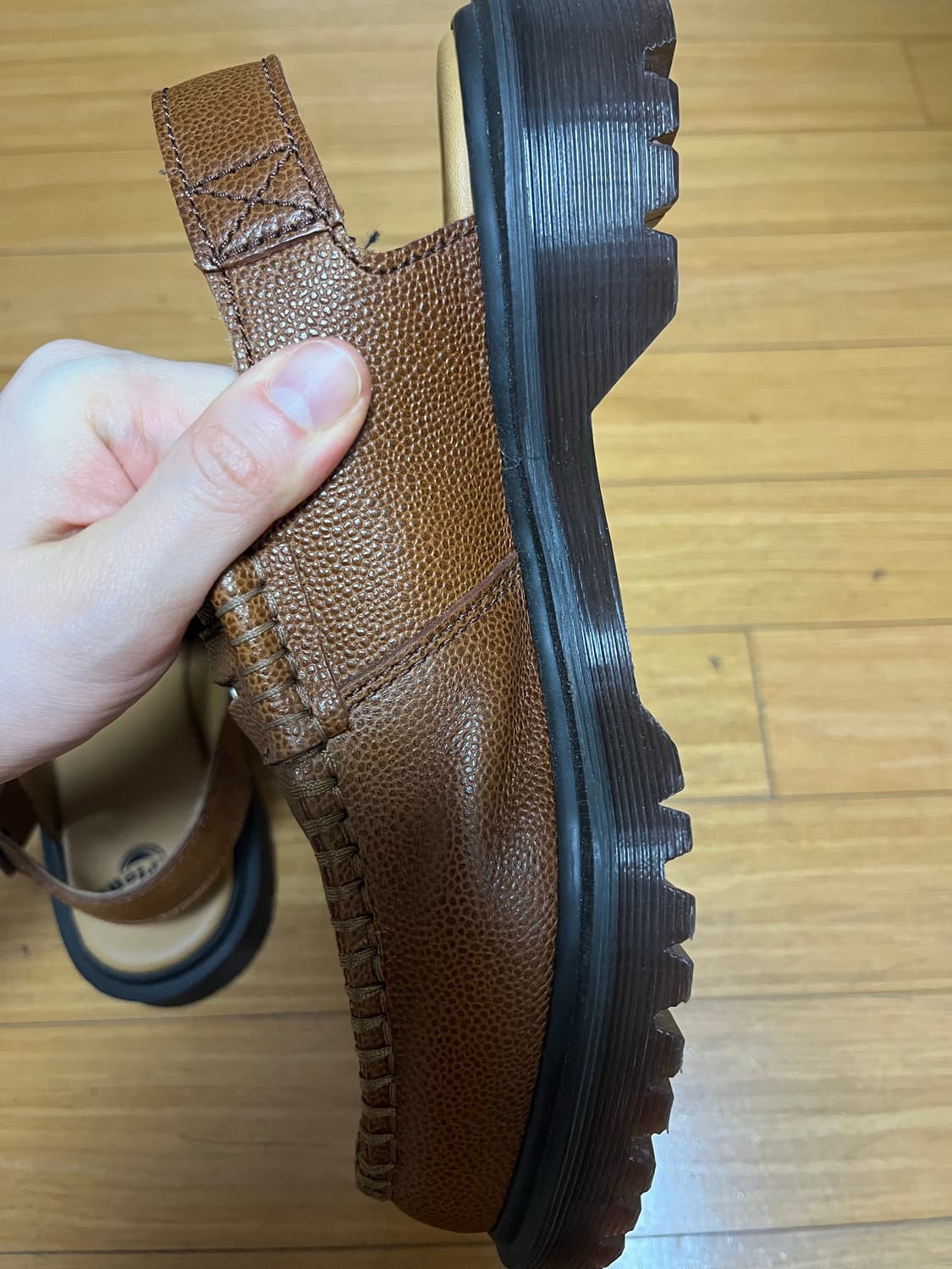 닥터마틴 펜톤 슬링백 240 브라운 상품이미지7