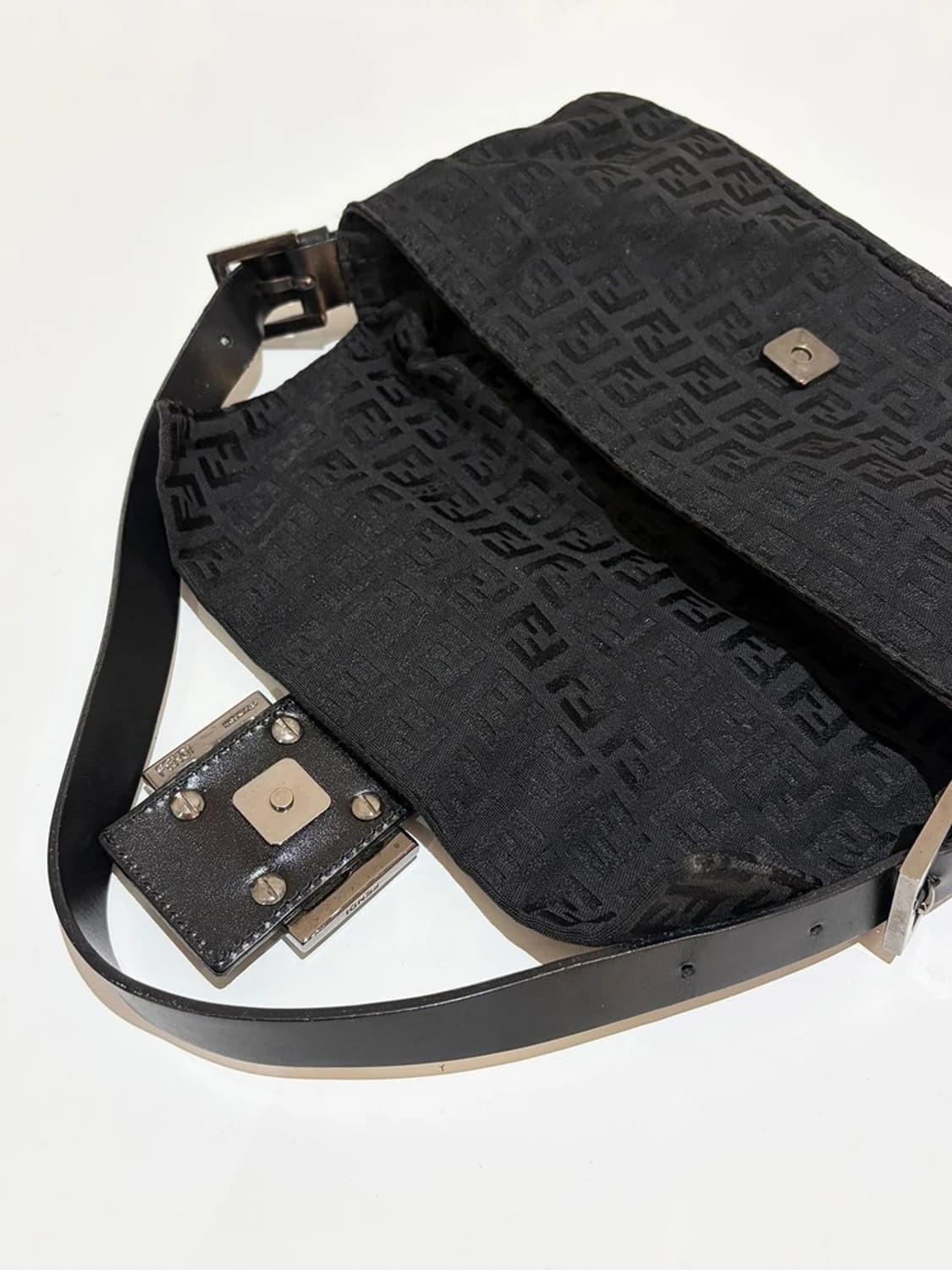 펜디 FENDI 아이코닉 주카 캔버스 바게트 백 Q1568 상품이미지7