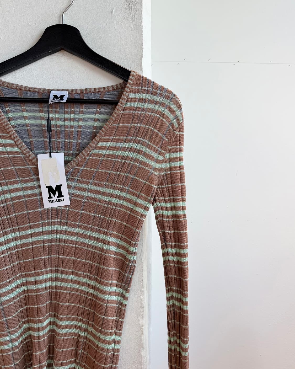 미쏘니 브라운 스트라이프 브이넥 니트  상품이미지5