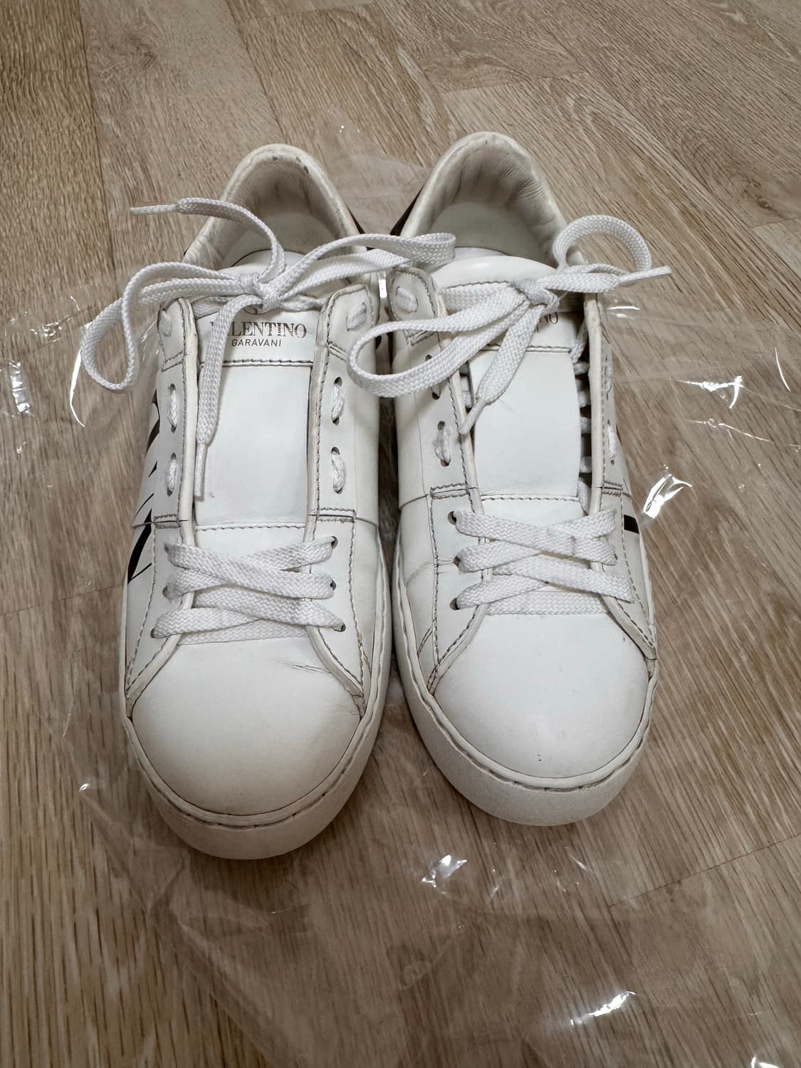 발렌티노 락스터드 스니커즈(235) 상품이미지1