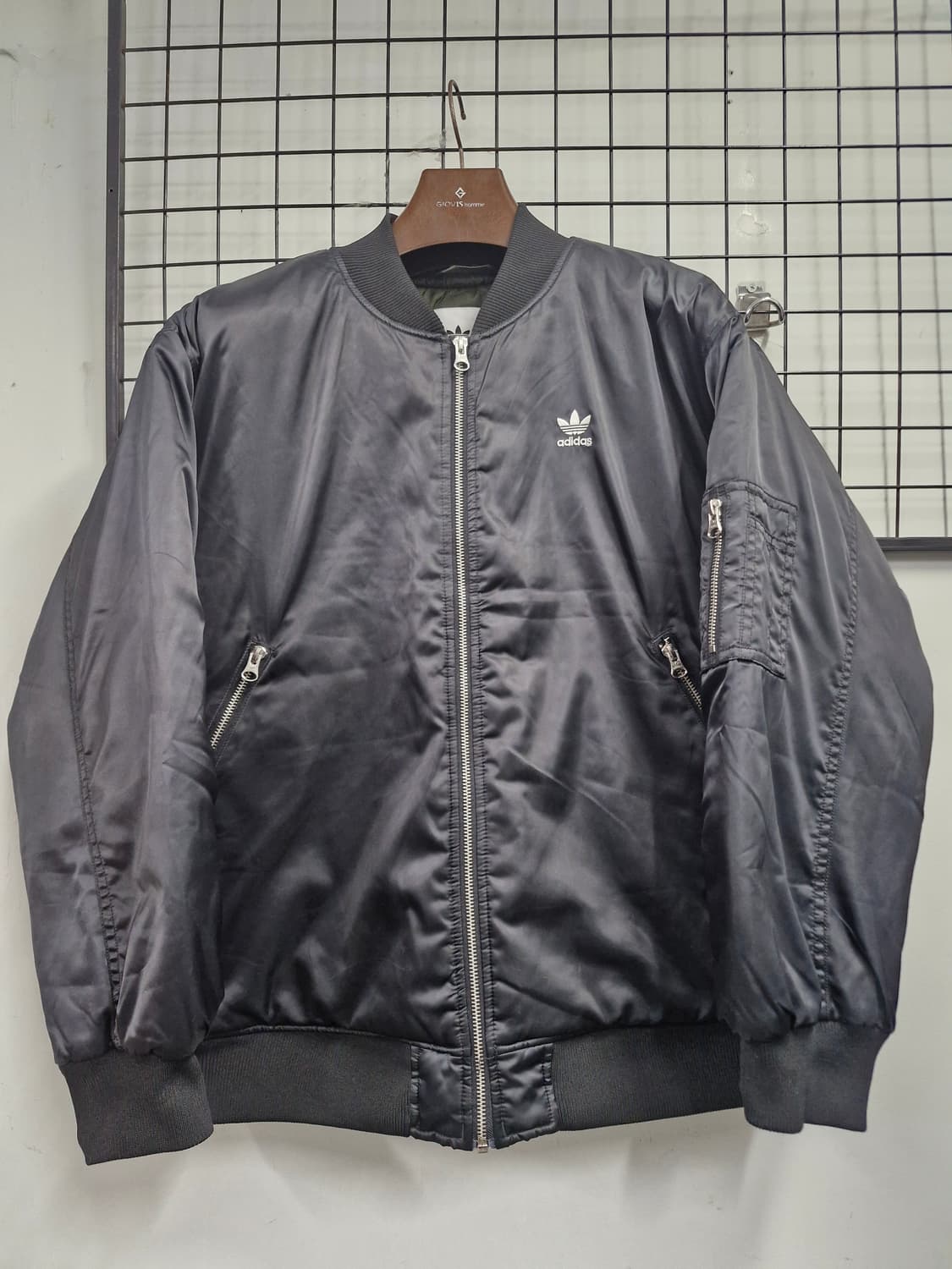 100L 아디다스 남녀공용 블랙 봄버 자켓. 상품이미지1