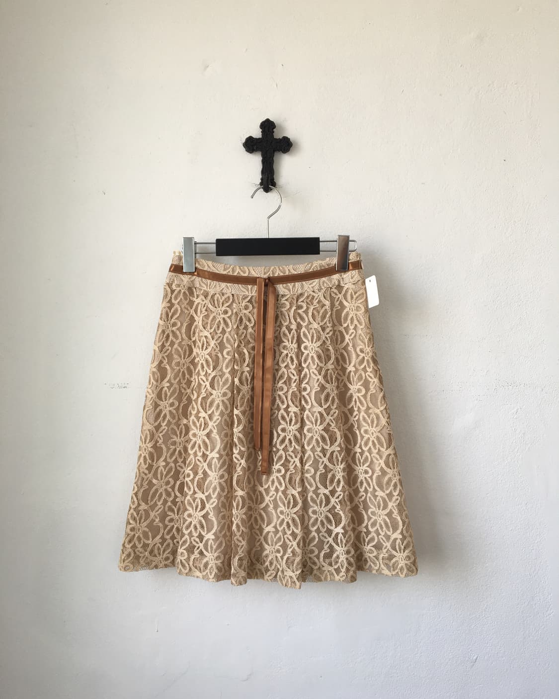 Lace pattern point midi skirt 상품이미지1
