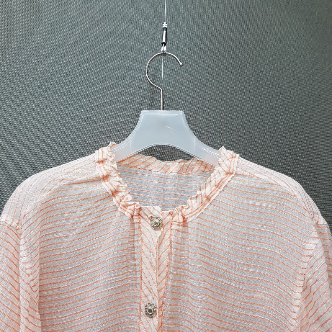 한섬 마인 2022 프릴 넥 스트라이프 블라우스 76-90-155사이즈 상품이미지2