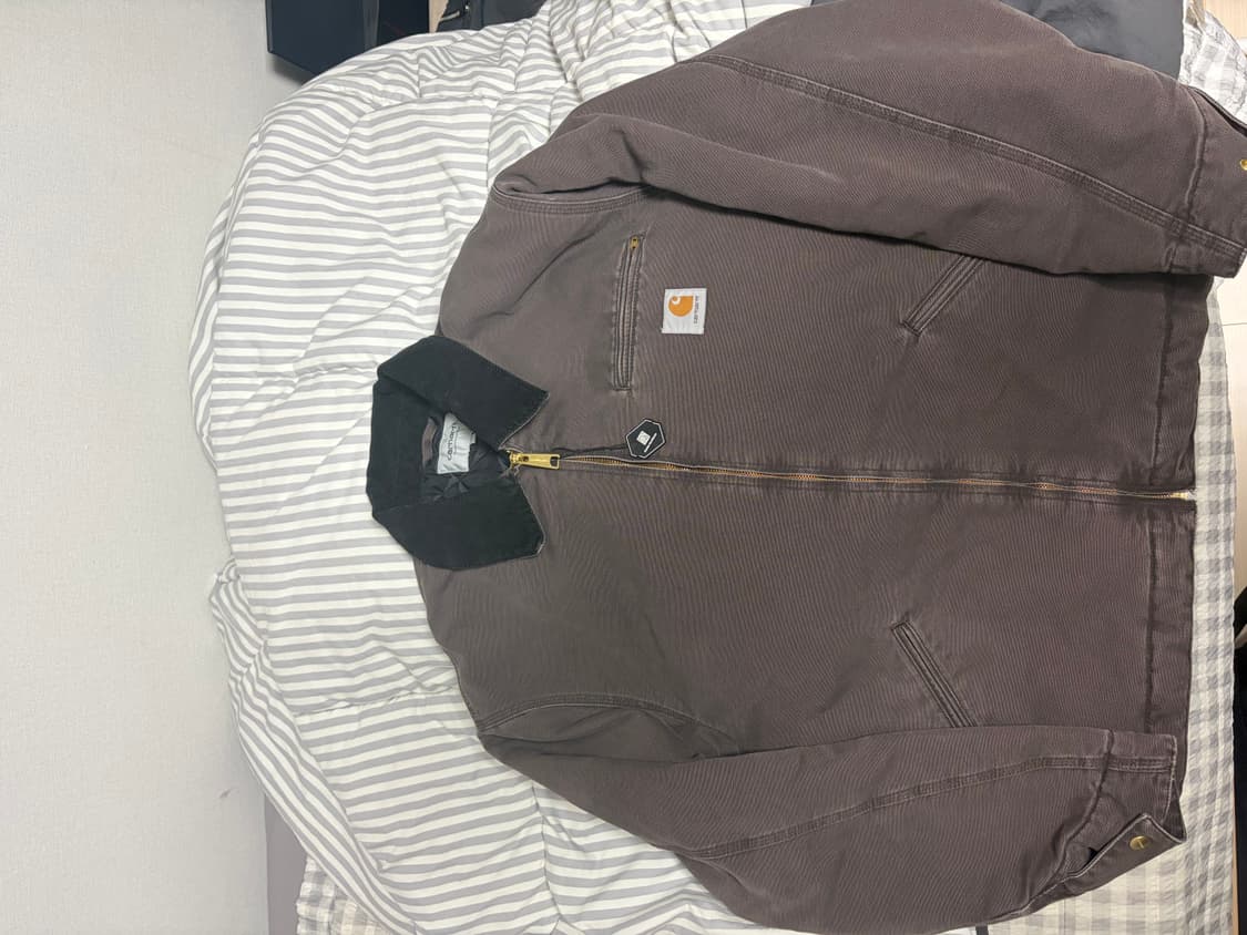 칼하트 WIP OG 디트로이트 자켓 토바코 블랙 판매합니다 상품이미지1