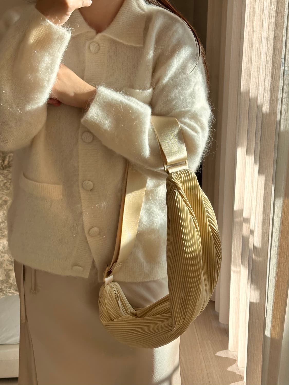 Cos 플리츠 크로스바디백 상품이미지2