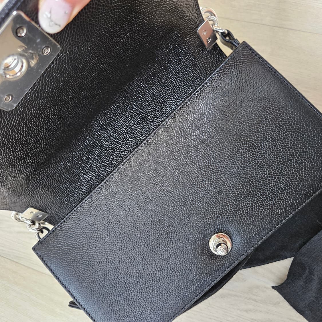 샤넬 보이백 미듐 은장 캐비어 상품이미지4