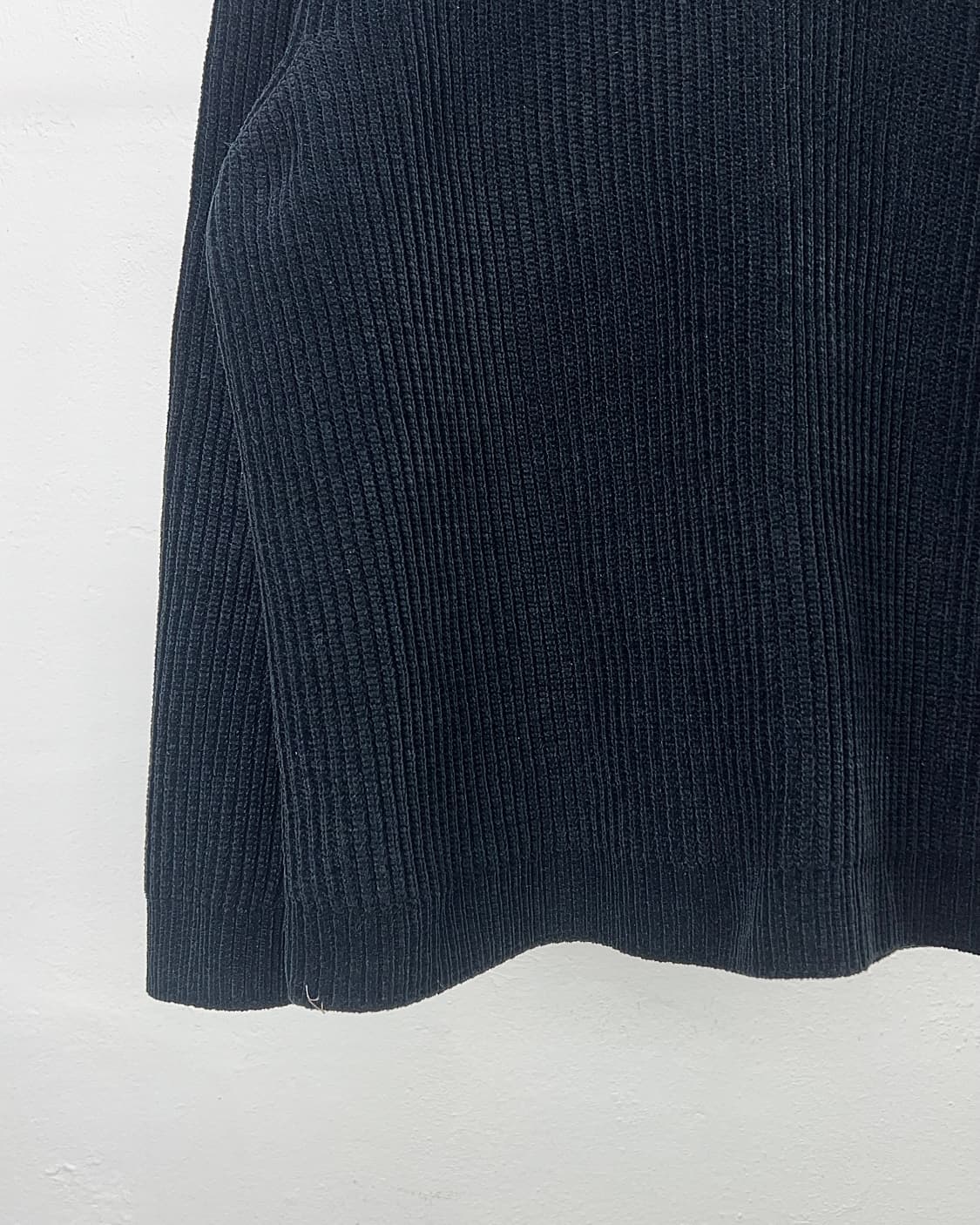 솔리드옴므 18fw 블랙 와플 벨벳 골지 니트 상품이미지4