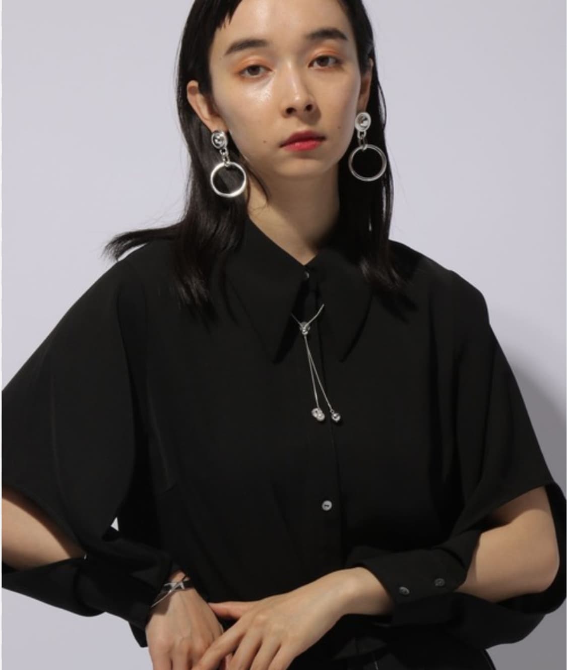 HARE 크롭 소매 트임 블라우스 상품이미지1