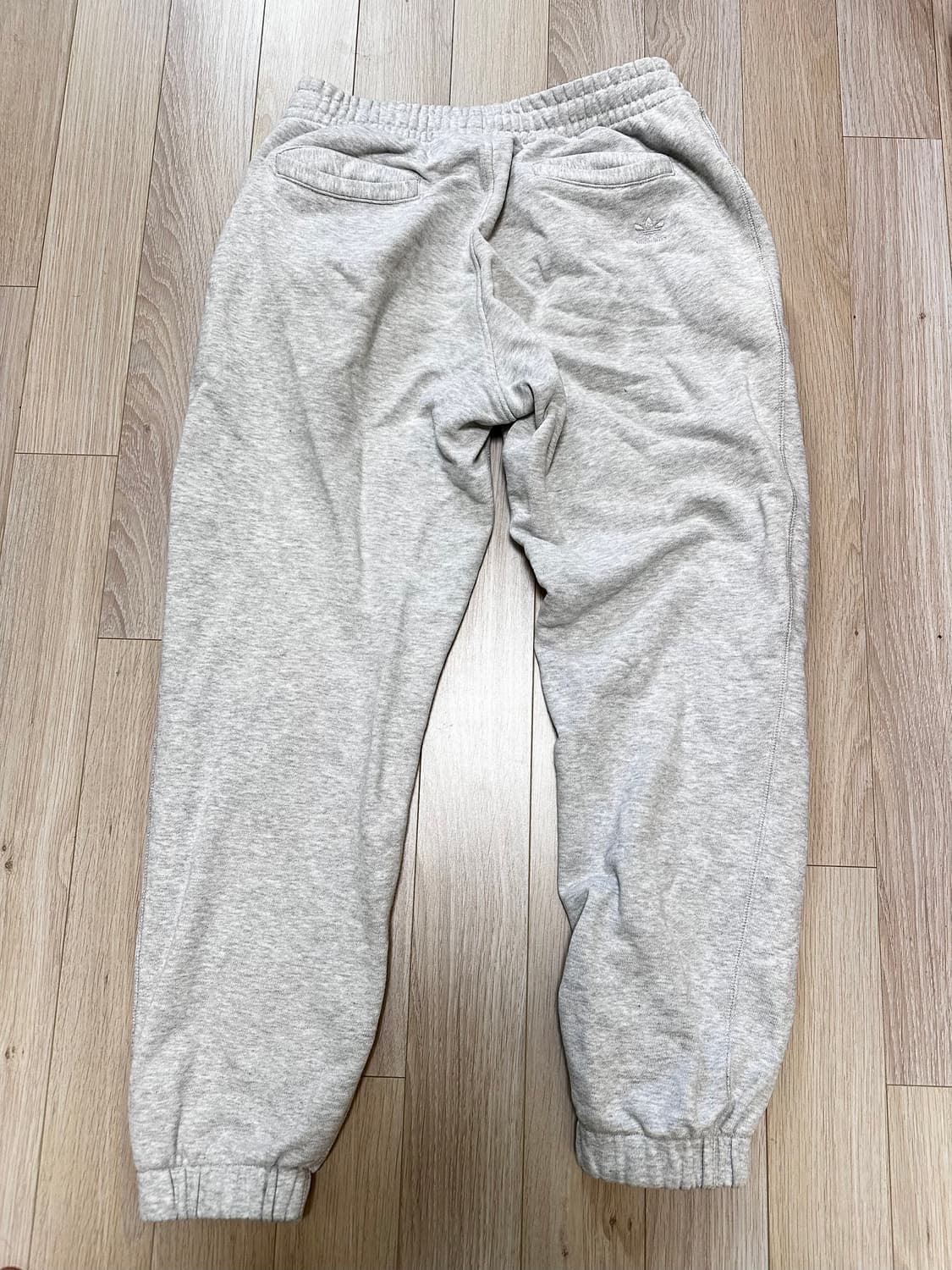 퍼렐 윌리엄스 x 아디다스 베이식 팬츠 그레이 상품이미지4