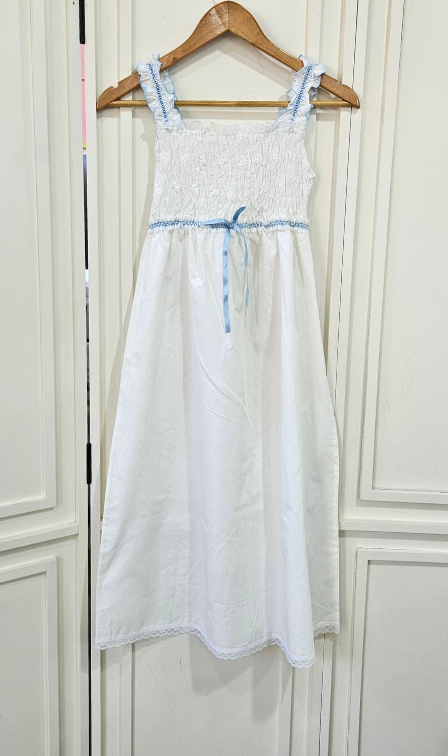 화이트 블루리본 스모크 원피스 상품이미지1