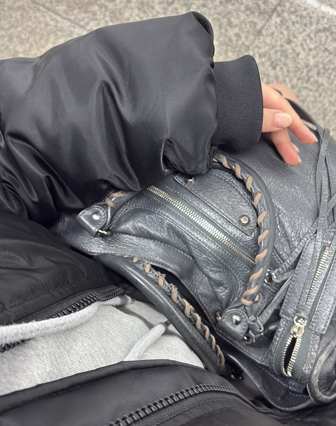 발렌시아가 시티백 모터백 미디움 그레이 상품이미지1