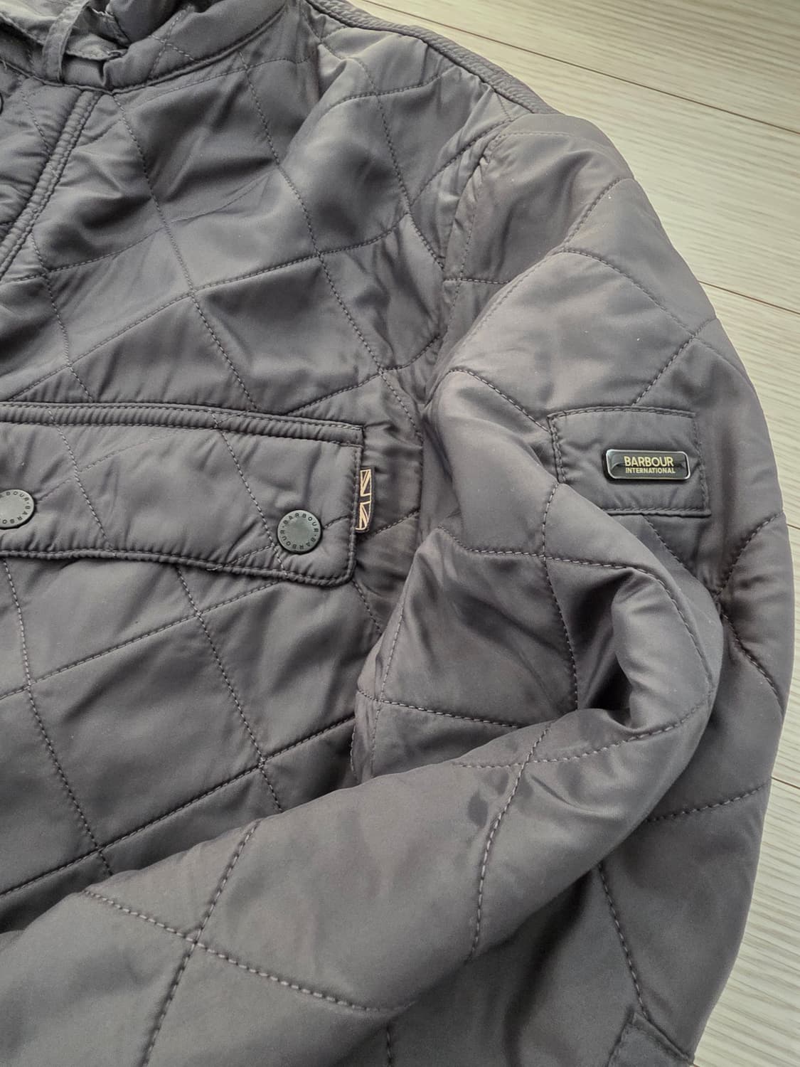 바버 인터내셔널 아리엘 폴라퀼팅 자켓 차콜 L(100-105) 상품이미지4