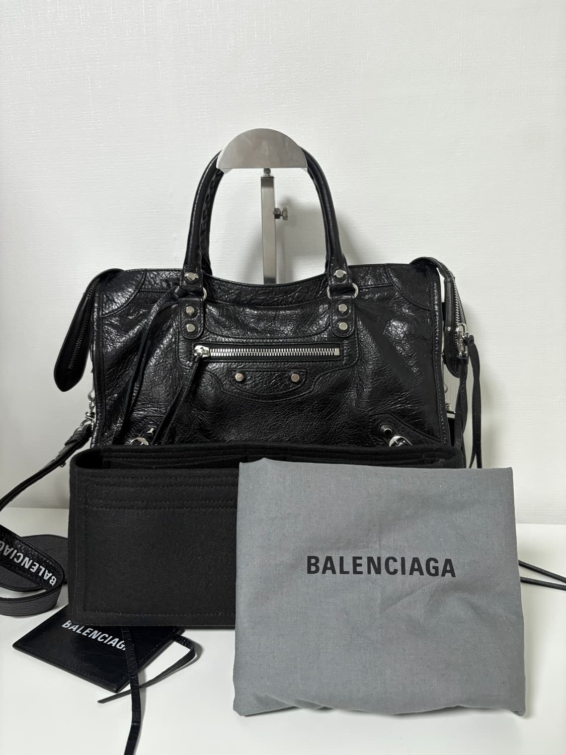 발렌시아가 시티 모터백 스몰 로고스트랩 상품이미지6