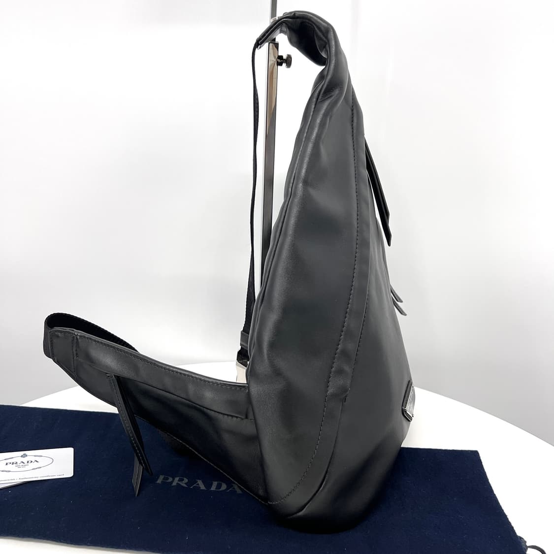 프라다 삼각로고 레더 슬링백 백팩 블랙 (2VZ092) 상품이미지7
