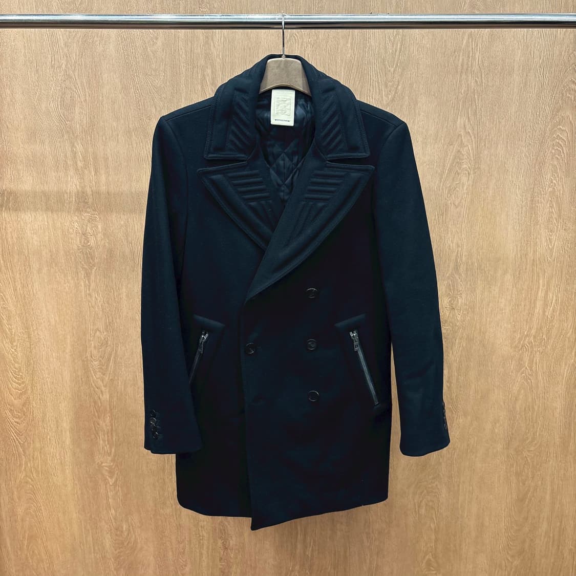 우영미 더블 브레스티드 롱 코트 엠보 퀄팅 스티치 집업 포켓 디테일 블랙 상품이미지2