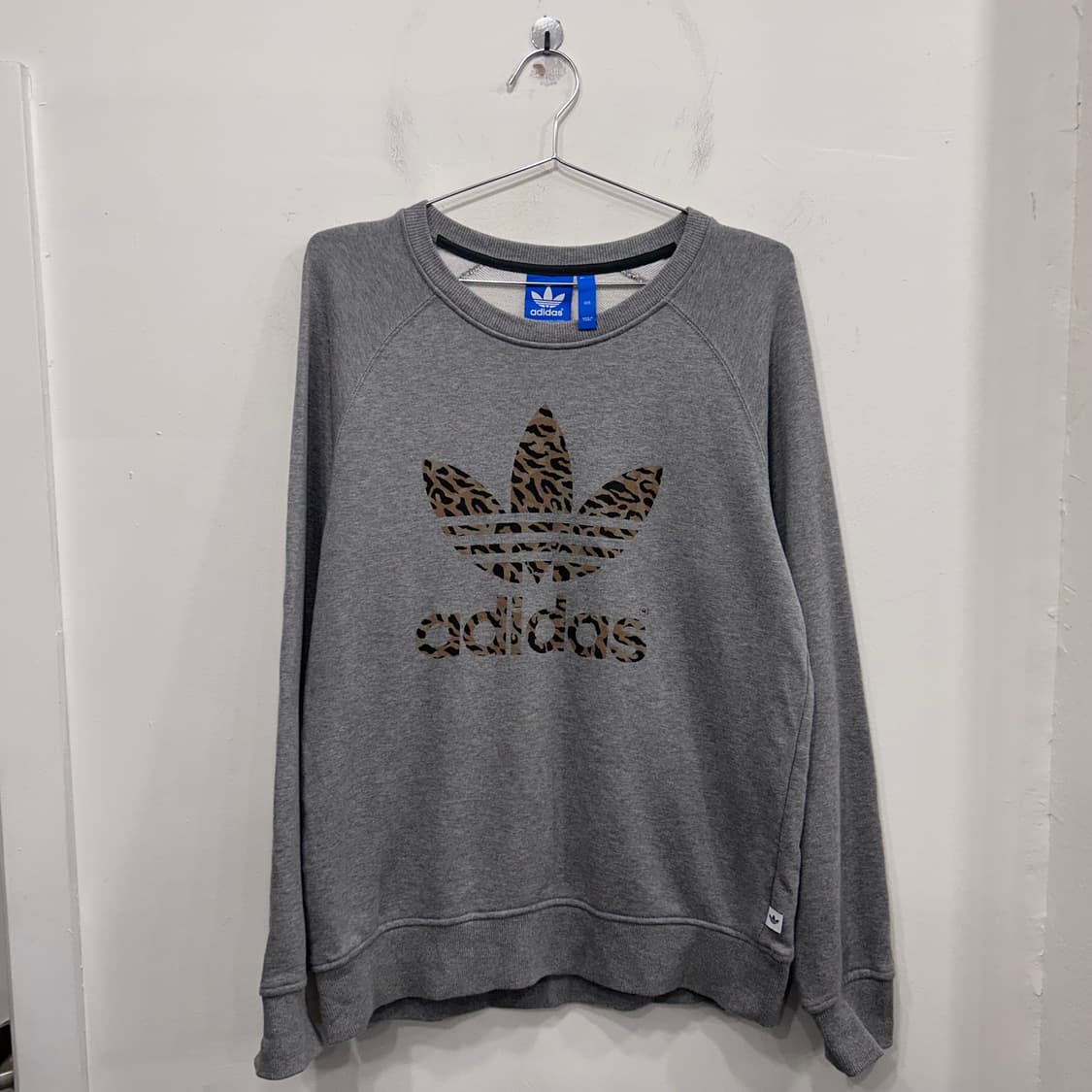 아디다스 오리지널 레오파드 패치 래글런 맨투맨 상품이미지2