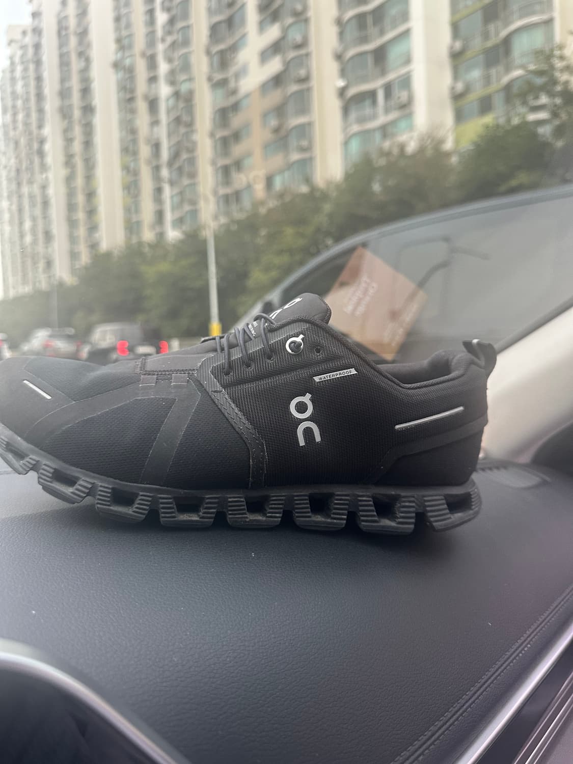 온러닝 클라우드 5 워터프루프 올 블랙 상품이미지2