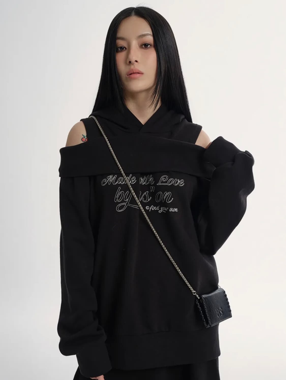 애즈온 키코 오프숄더 후드티 블랙 색상 상품이미지4