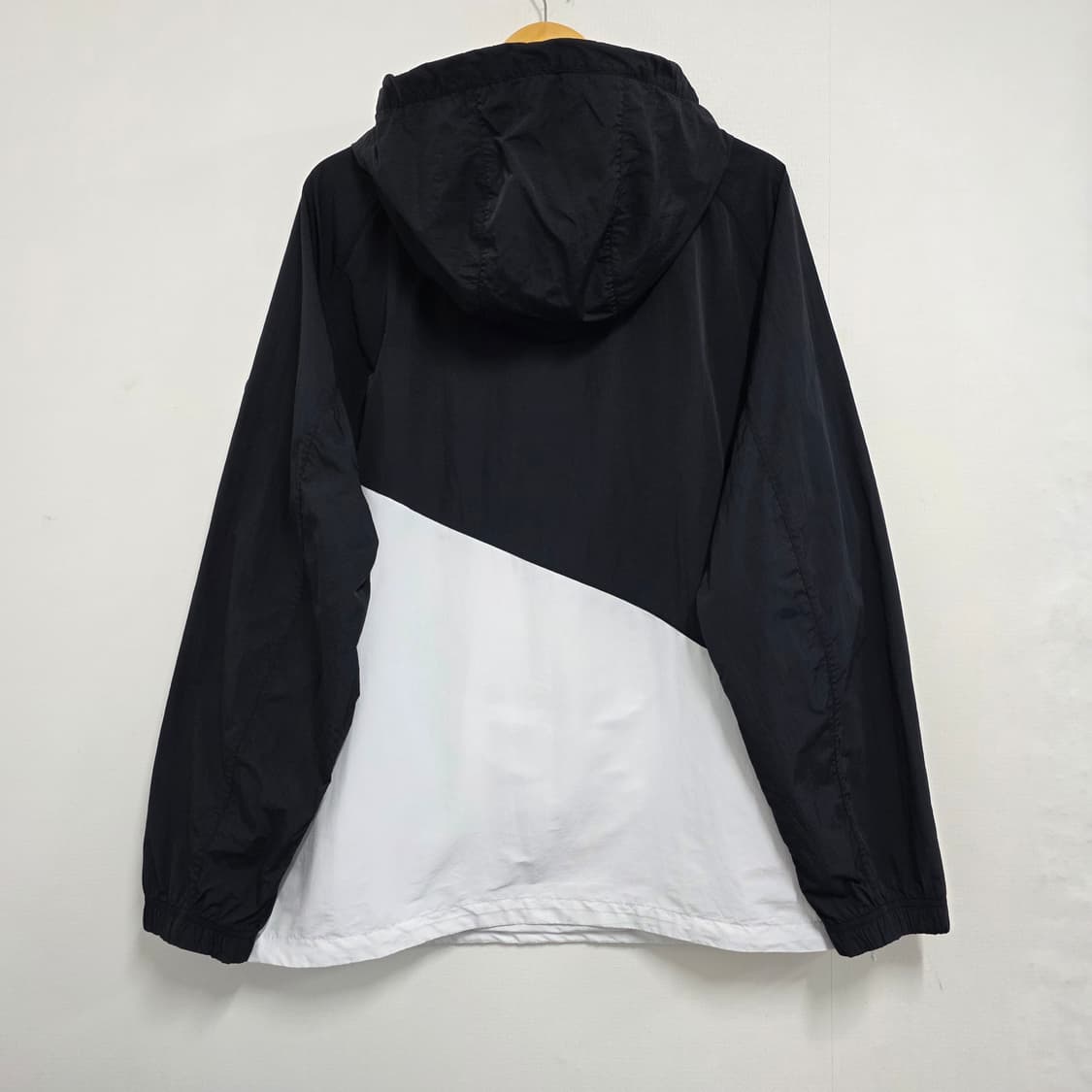 110 디스커버리 블랙 화이트 아노락 바람막이 후드자켓 상품이미지3