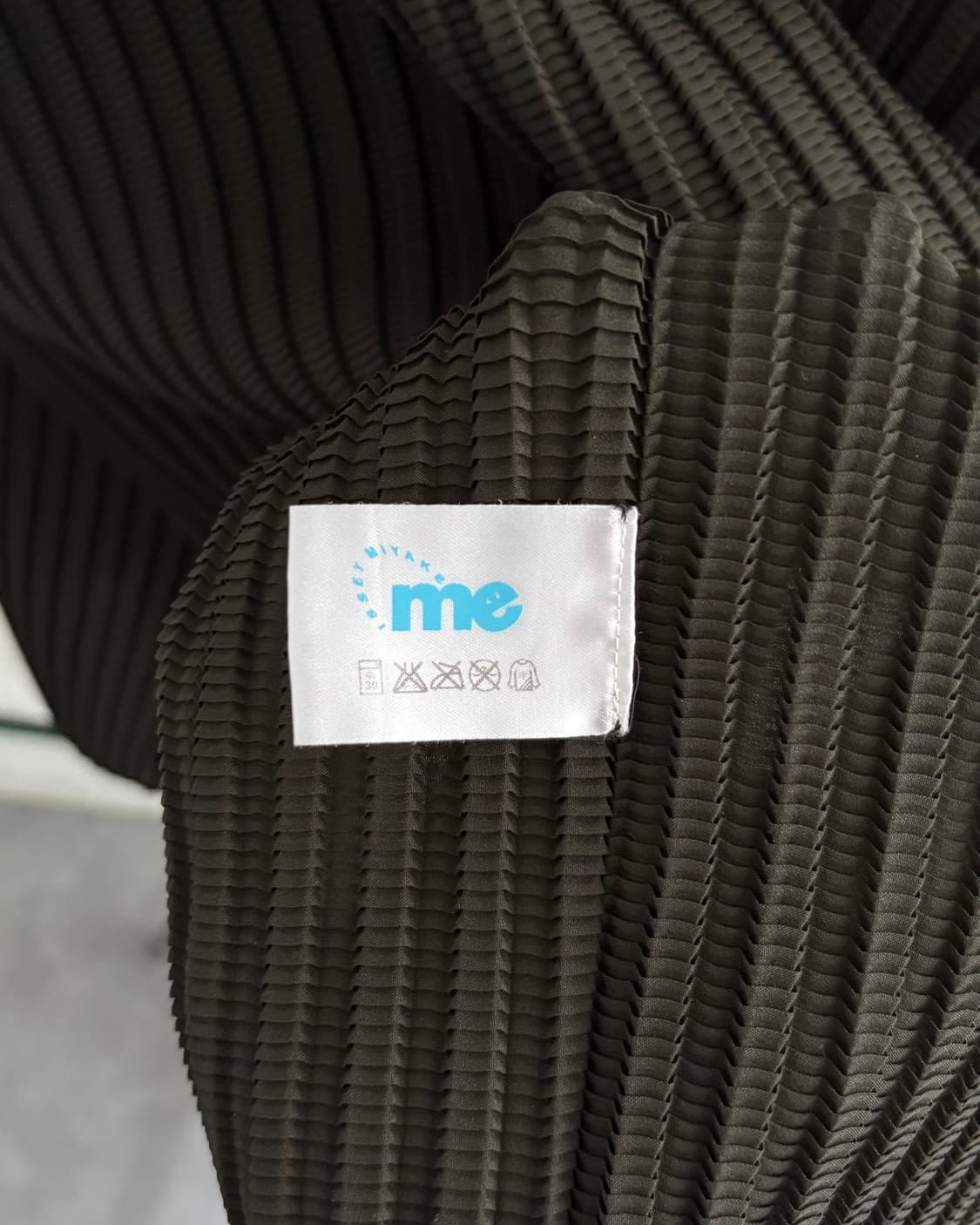 Issey Miyake me 이세이미야케 딥카키 보트넥 플리츠 티셔츠 상품이미지8