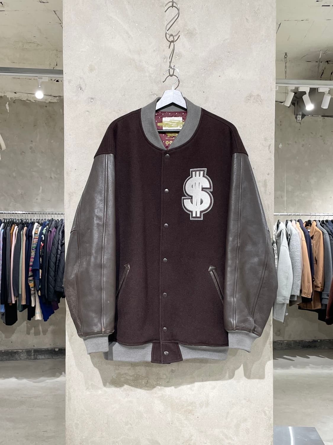 스웨거 다크 브라운 달러 사인 스펠 아웃 바시티 자켓 상품이미지1