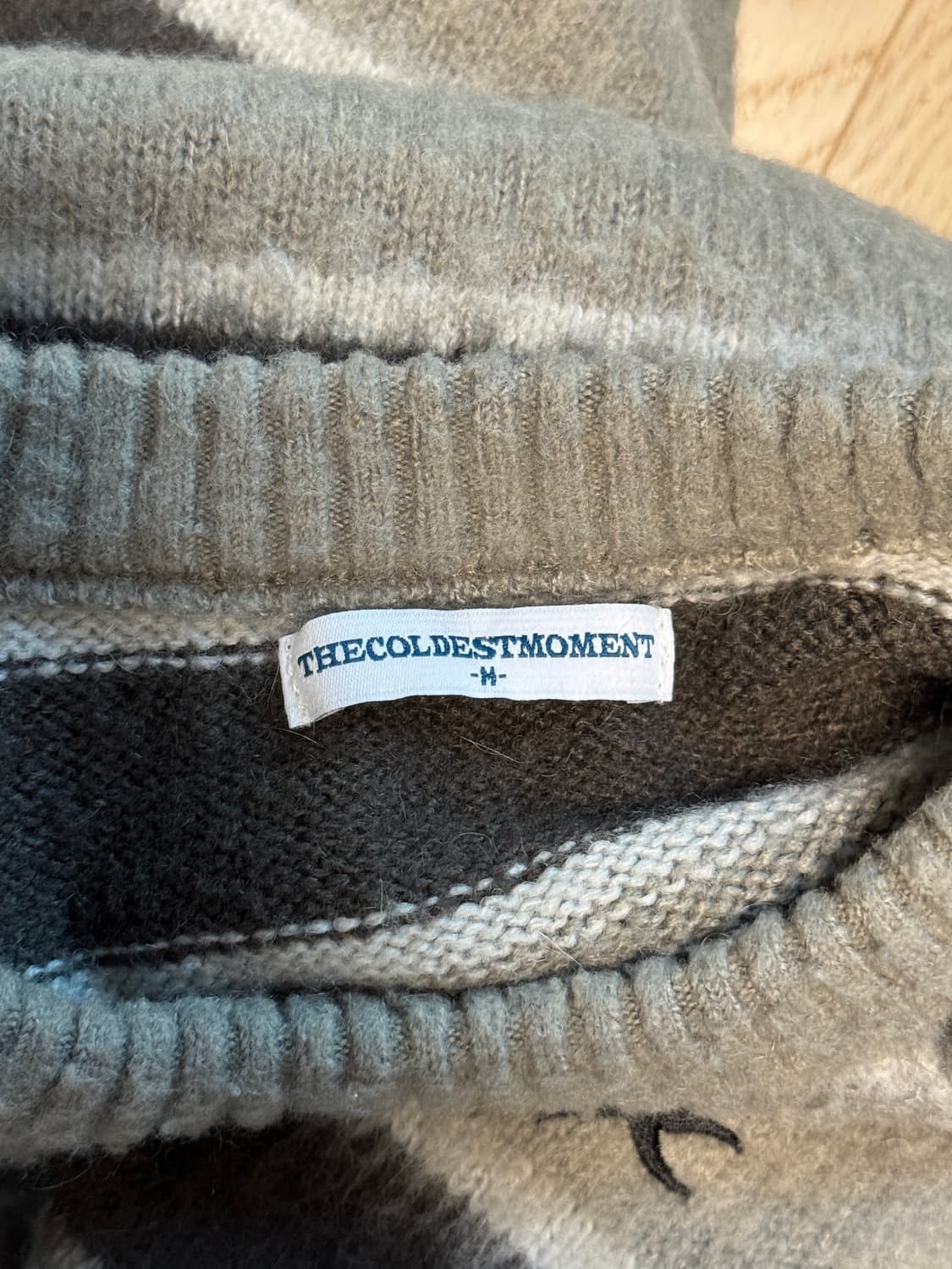 [M] 더콜디스트모먼트 모헤어 니트 차콜 상품이미지5
