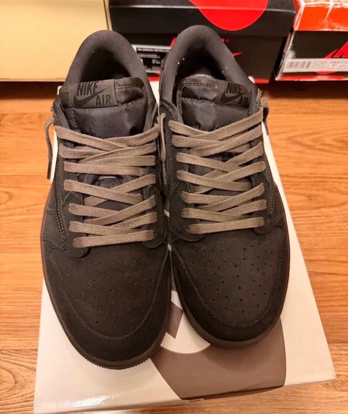 나이키 트레비스스캇 에어조던 1 벨벳브라운 상품이미지3