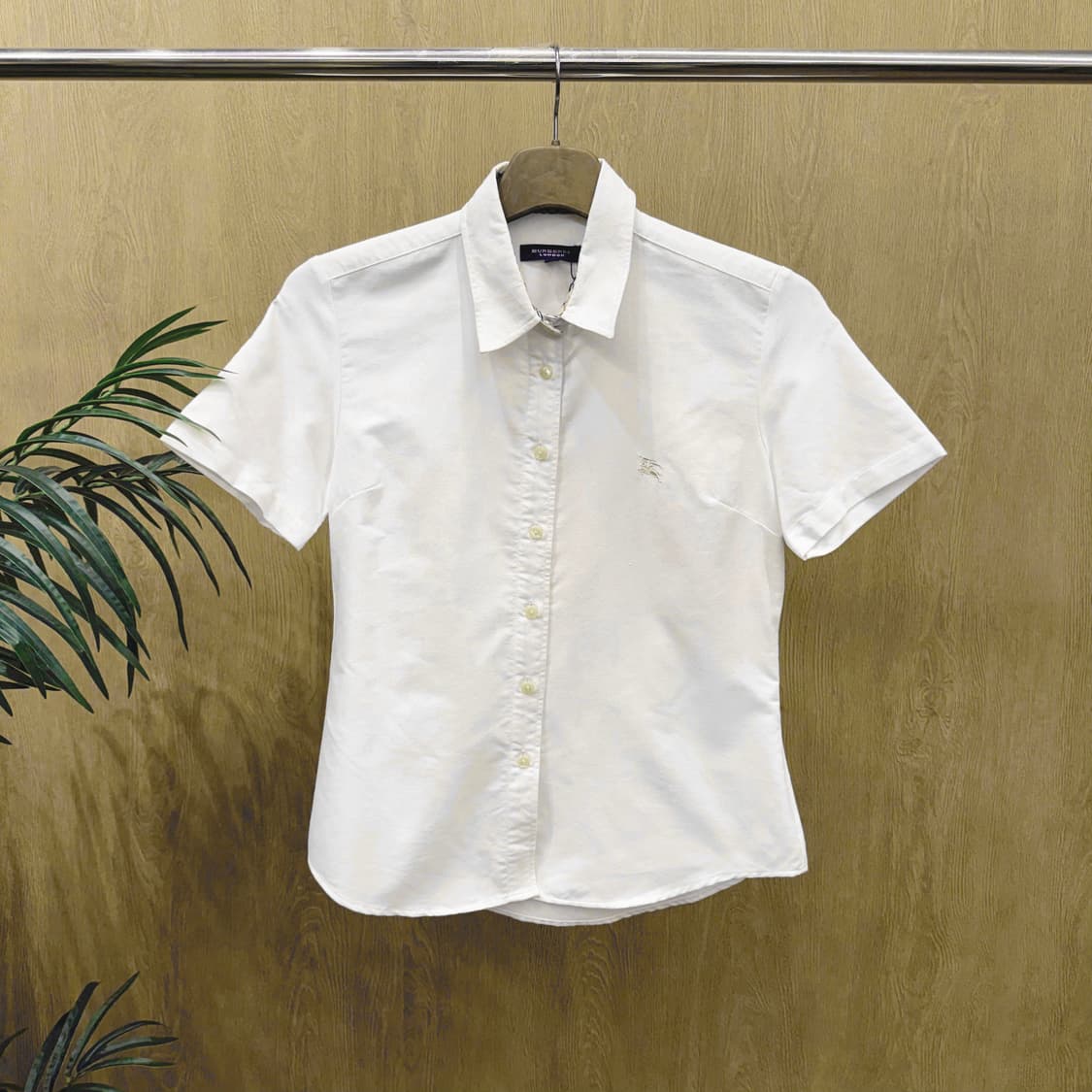 버버리 런던 반팔 셔츠 자수 로고 포인트 디테일 슬림핏 화이트 상품이미지1