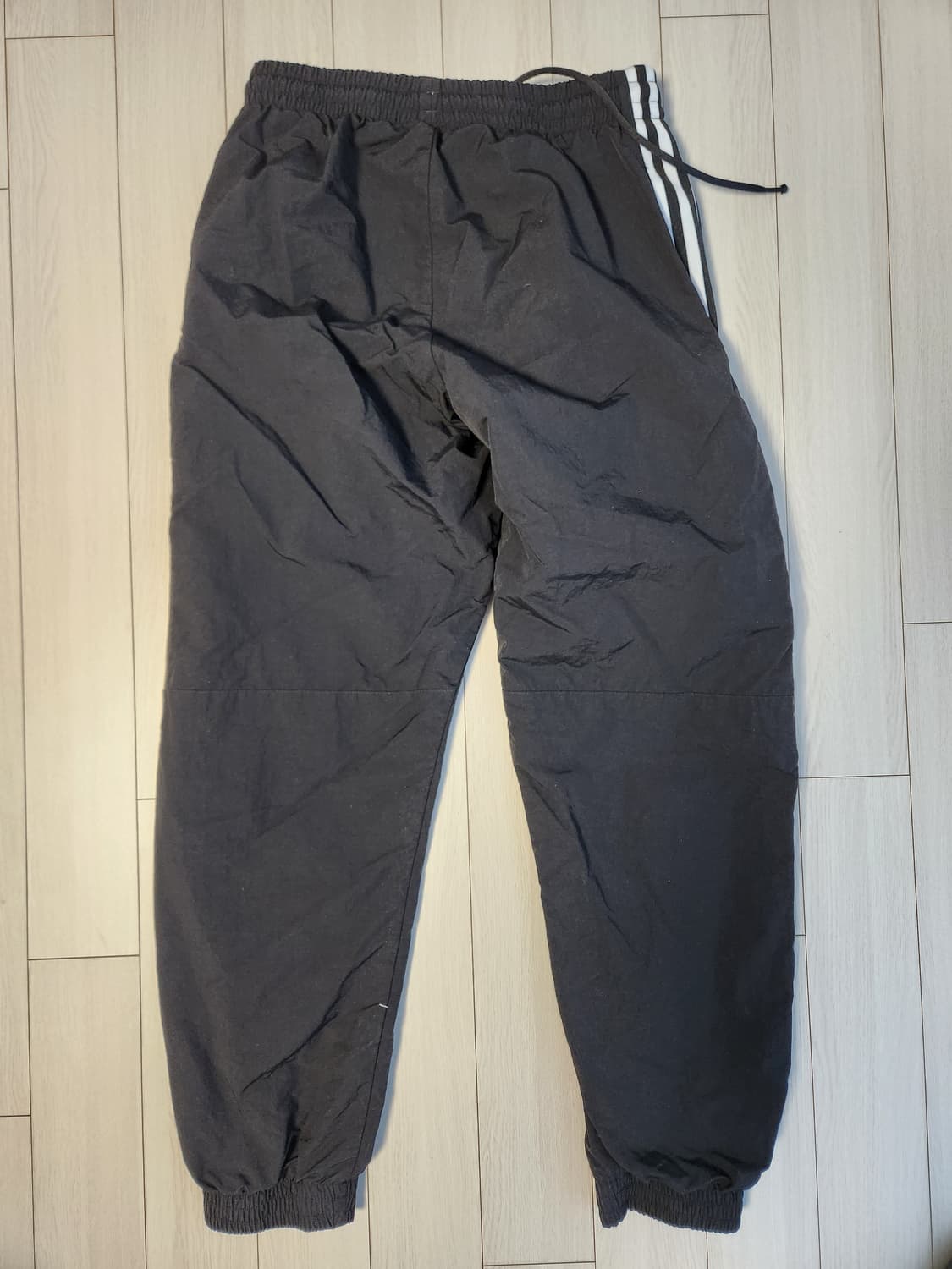 아디다스 우븐 트레이닝 조거 팬츠 사이즈xl

사용감 있지만 오염 하자는 상품이미지3