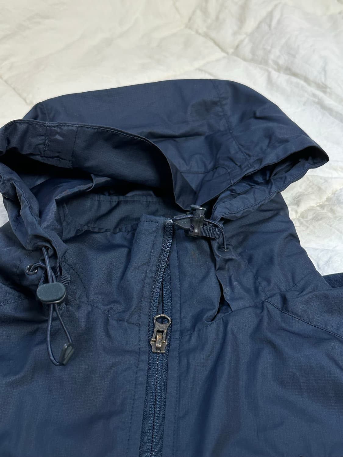 나이키 바르샤 카타르 패커블 바람막이 미디움  축구 유산소 상품이미지9