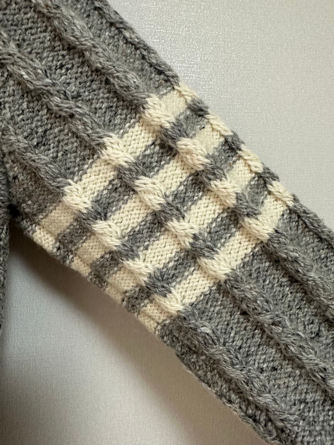 [4size] 톰브라운 23FW 모헤어 아란케이블 가디건 그레이 상품이미지3