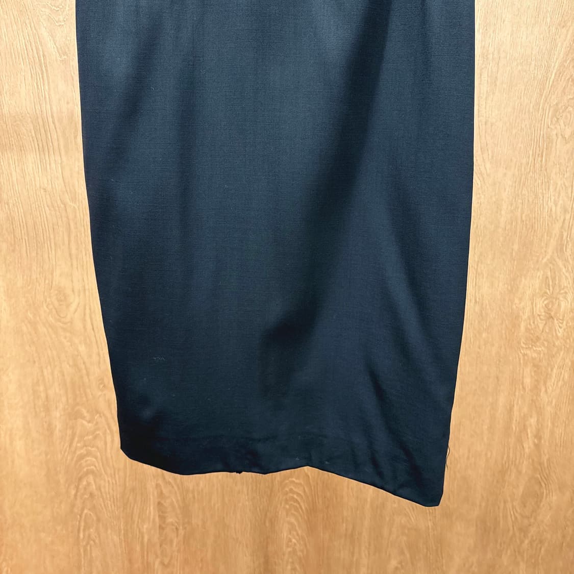 돌체앤가바나 미디 스커트 전면 원턱 후면 지퍼 디테일 H라인 블랙 상품이미지5