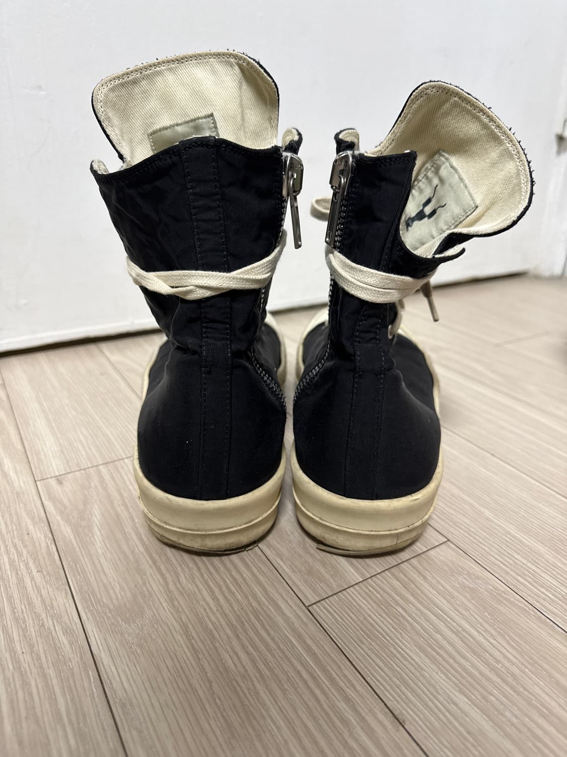 카티가 신은 릭오웬스 다크쉐도우 레이스업 하이탑 상품이미지5