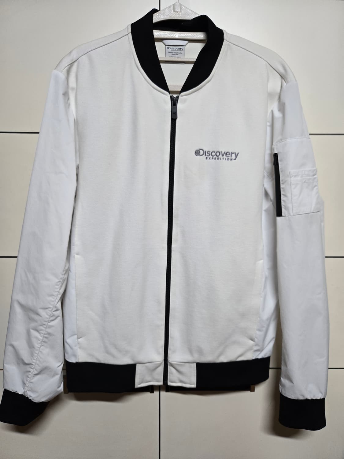 디스커버리 남성 화이트 항공점퍼 봄버자켓 상품이미지1