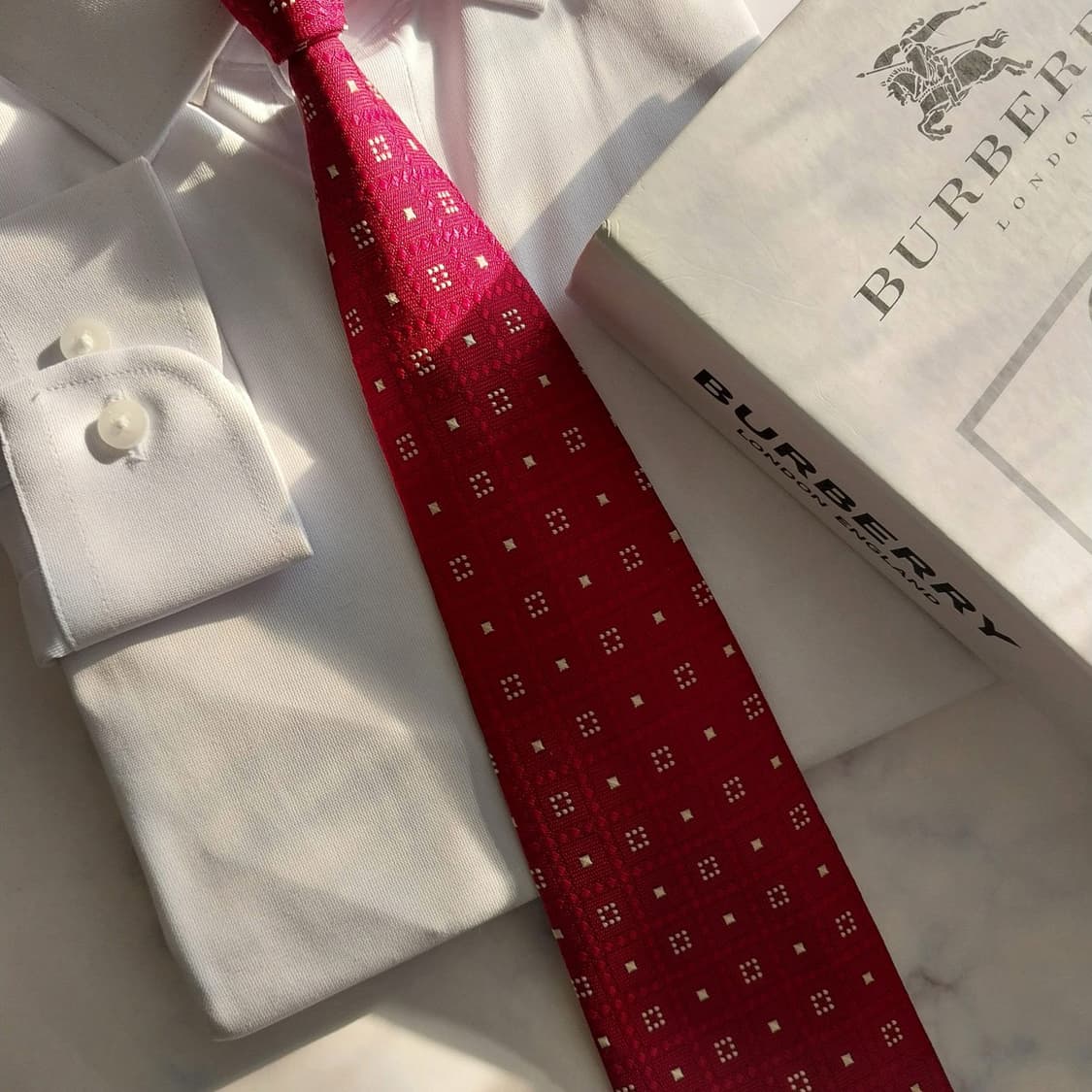 버버리 실크 레드 자카드 패턴 넥타이 9.7cm A+등급 K1345
 상품이미지9